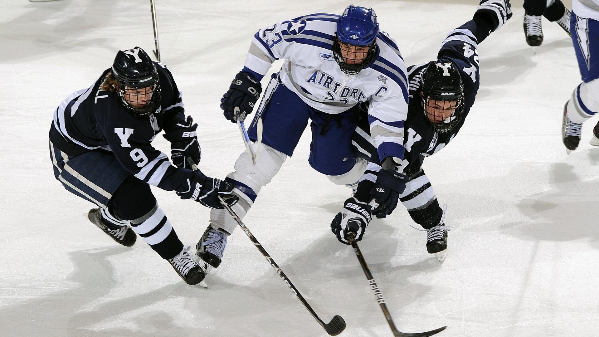 爱游戏在线服务-雄鹿队年轻球员突破重围，成为球队未来希望，雄鹿队年龄