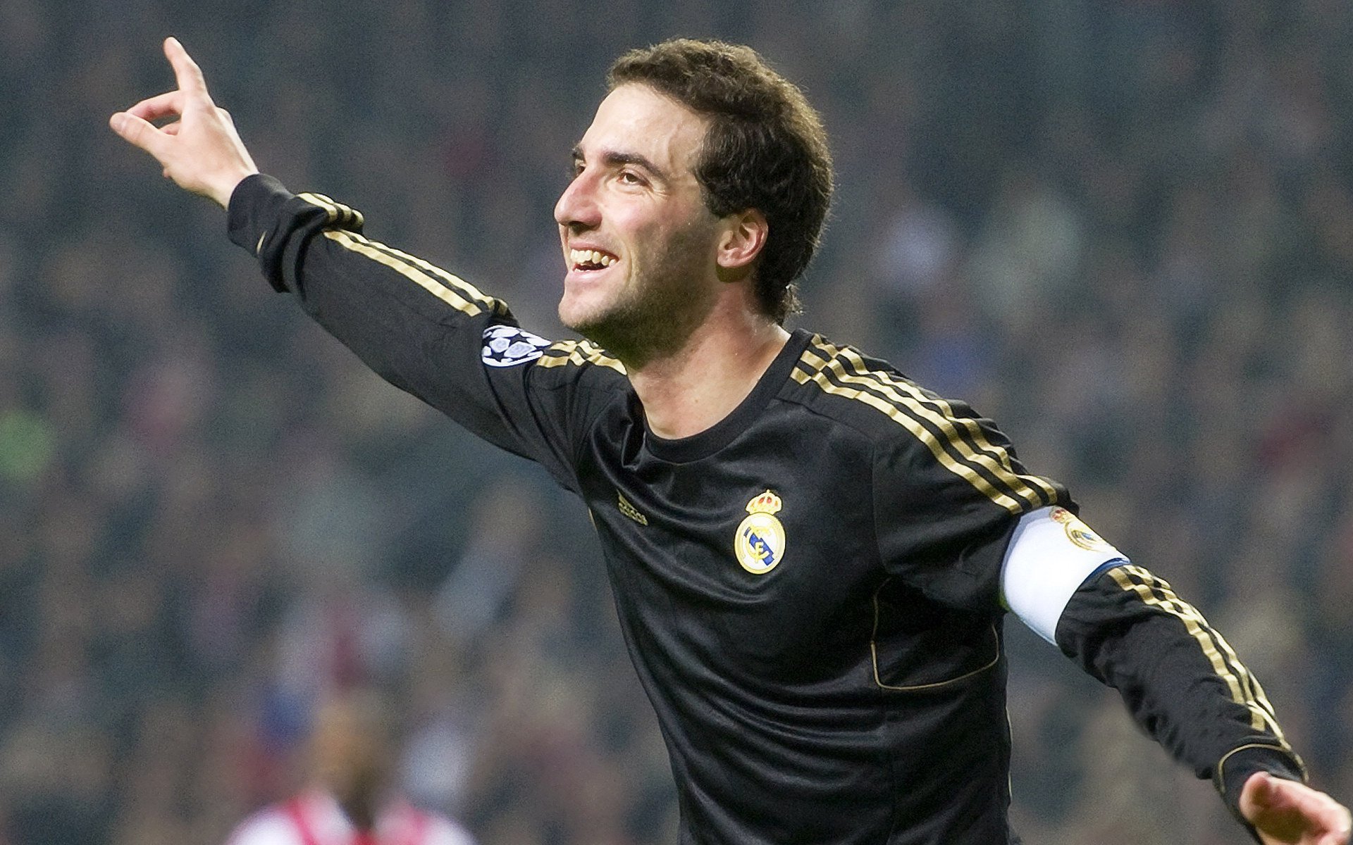 “神级”助攻盘点：本轮比赛的华丽互动，助攻集锦