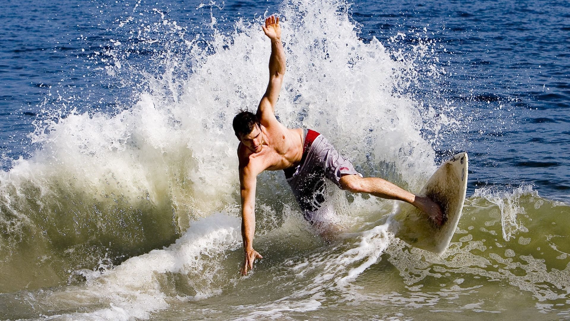 爱游戏在线-全民电竞狂欢节：线上线下双向互动，打造泛娱乐新体验，全民电竞活动持续多久