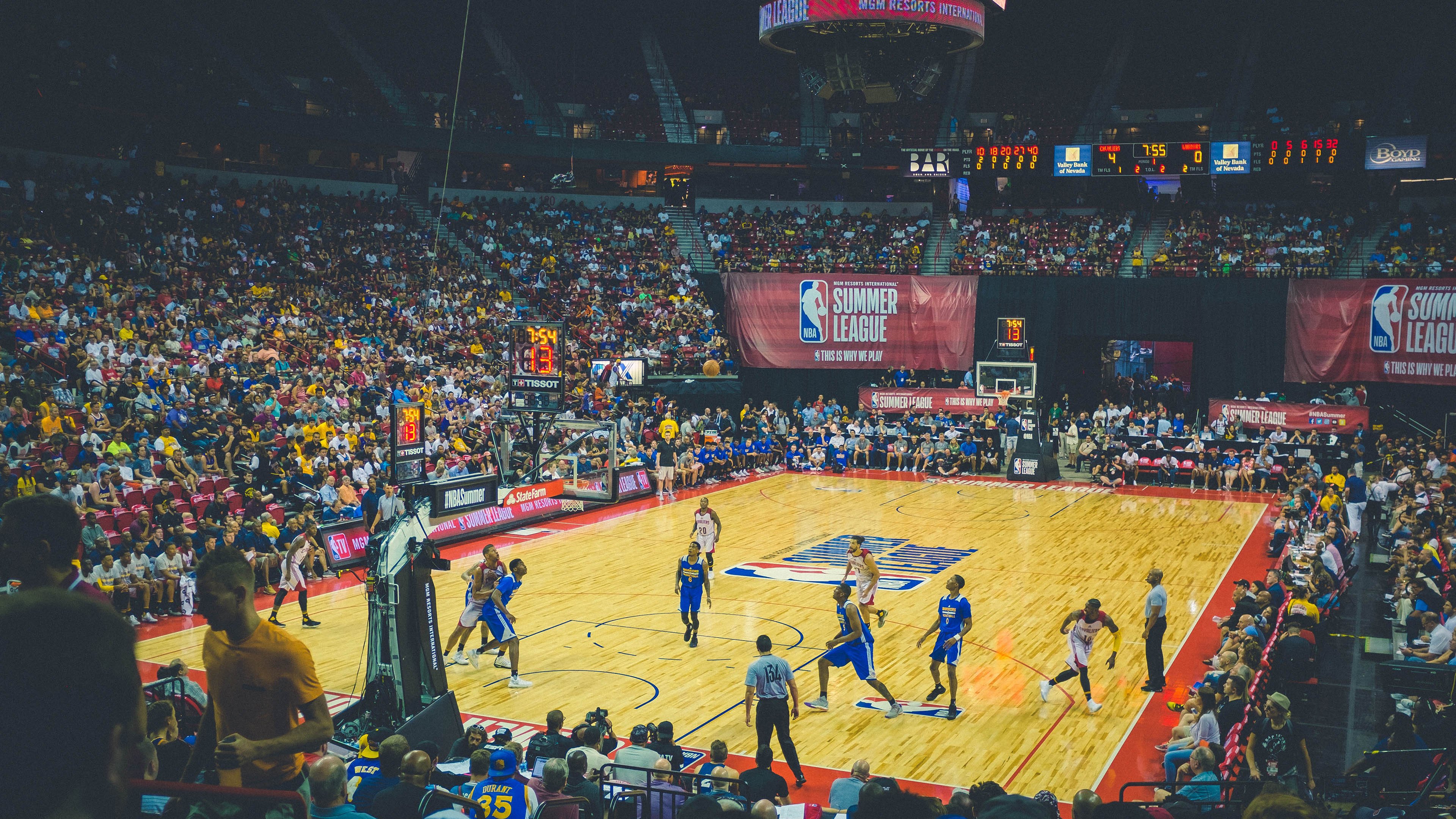 爱游戏APP-库兹马诺维奇在巴黎奥运会手球比赛中多次扑救对方远射，库兹马被选中视频